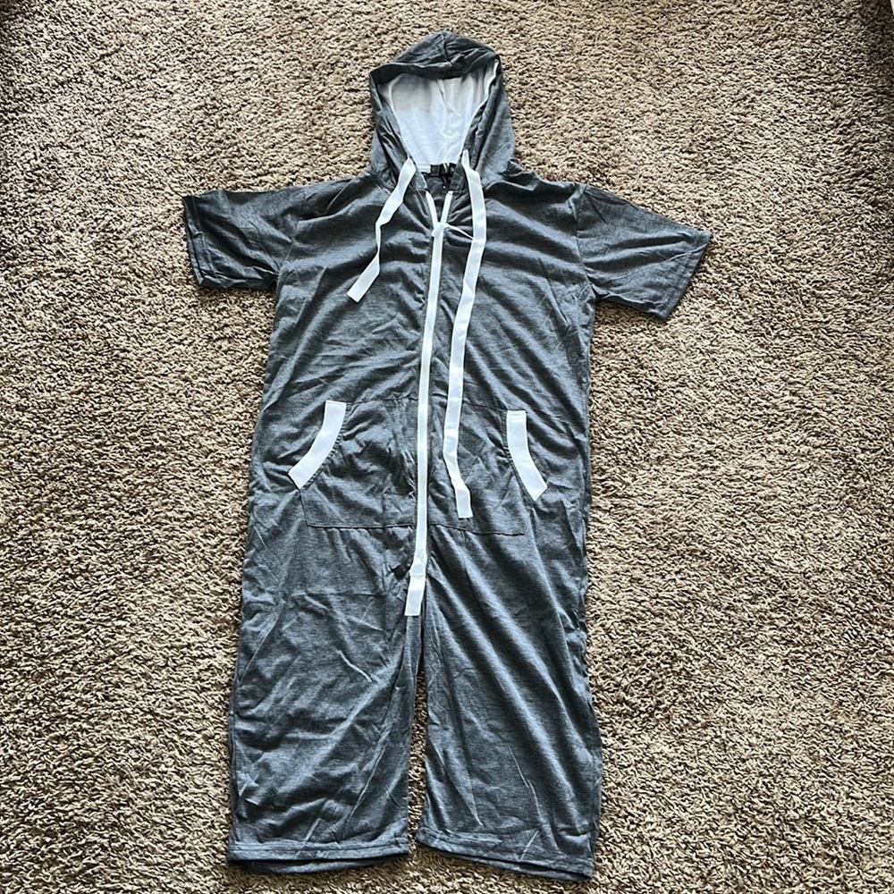 Men’s gray jumper with full zipper and drawstring hood and two front pockets.